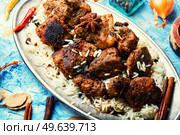 Spicy vindaloo meat with rice. Pork cooked in spicy garlic sauce. Vindaloo, meat in fried spices. Стоковое фото, агентство Ingram Publishing / Фотобанк Лори