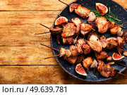 Juicy meat, barbecue. Delicious fried kebabs on skewers.Grilled skewers. Fried meat on skewers, shish kebab. Стоковое фото, агентство Ingram Publishing / Фотобанк Лори