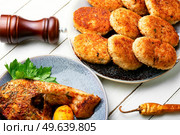Homemade minced fish cutlets and fish steak. Fried silver carp and fish cutlets. Стоковое фото, агентство Ingram Publishing / Фотобанк Лори