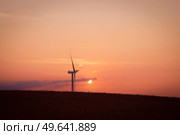 Windmill in the sunset on a hill in a rural countryside landscape. Стоковое фото, агентство Ingram Publishing / Фотобанк Лори