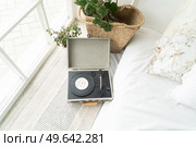 vintage turntable with vinyl disc in white retro bedroom. vintage turntable in white retro bedroom. Стоковое фото, агентство Ingram Publishing / Фотобанк Лори