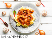 Appetizing beef stroganoff meat. Meat with mushrooms and mashed potatoes. Meat with mushrooms, Beef stroganoff. Стоковое фото, агентство Ingram Publishing / Фотобанк Лори