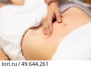 Woman receiving a belly massage in a physiotherapy center. Female patient is receiving treatment by professional osteopathy therapist.. Woman receiving a belly massage in a physiotherapy center. Стоковое фото, агентство Ingram Publishing / Фотобанк Лори