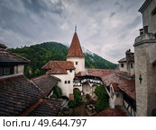 The medieval Bran fortress known as Dracula castle in Transylvania, Romania. Historical saxon style stronghold in the heart of Carpathian mountains. Стоковое фото, агентство Ingram Publishing / Фотобанк Лори