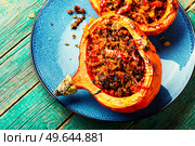 Pumpkin halves with minced meat,vegetables and quinoa.Seasonal pumpkin hokkaido. Roasted pumpkin with minced meat and quinoa. Стоковое фото, агентство Ingram Publishing / Фотобанк Лори