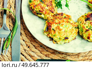 Vegan cutlets from zucchini, oatmeal and greens. Healthy food, vegetable cutlet. Vegan zucchini cutlets or fritter. Стоковое фото, агентство Ingram Publishing / Фотобанк Лори