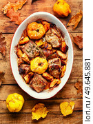 Appetizing pork stew with quince in tray. Autumn recipe. Pork cooked with autumn quince. Стоковое фото, агентство Ingram Publishing / Фотобанк Лори