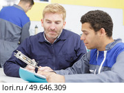 in busy engineering bureau discussion. Стоковое фото, агентство Ingram Publishing / Фотобанк Лори