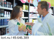 a pharmacist advising a customer. Стоковое фото, агентство Ingram Publishing / Фотобанк Лори