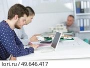 group of students working on construction project. Стоковое фото, агентство Ingram Publishing / Фотобанк Лори