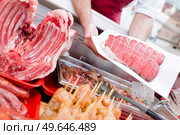 vendor holding a piece of meat. Стоковое фото, агентство Ingram Publishing / Фотобанк Лори