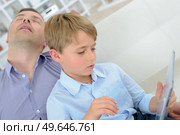 a young boy playing tablet. Стоковое фото, агентство Ingram Publishing / Фотобанк Лори