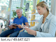 people waiting in the waiting room. Стоковое фото, агентство Ingram Publishing / Фотобанк Лори