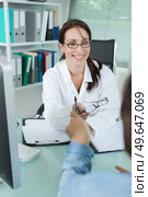 oculist woman giving frames to her patient during consultation. Стоковое фото, агентство Ingram Publishing / Фотобанк Лори