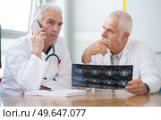 senior medical practitioners checking xray. Стоковое фото, агентство Ingram Publishing / Фотобанк Лори