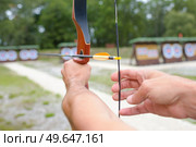 Closeup of bow and arrow being aimed at target. Стоковое фото, агентство Ingram Publishing / Фотобанк Лори