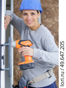 professional woman using cordless screwdriver. Стоковое фото, агентство Ingram Publishing / Фотобанк Лори