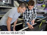 playing in the keyboards shop. Стоковое фото, агентство Ingram Publishing / Фотобанк Лори