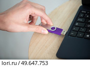 close up of a hand plugging pendrive on laptop. Стоковое фото, агентство Ingram Publishing / Фотобанк Лори