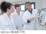 students interacting with teacher during science class. Стоковое фото, агентство Ingram Publishing / Фотобанк Лори