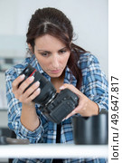 woman engineer repairing camera lens. Стоковое фото, агентство Ingram Publishing / Фотобанк Лори