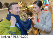 young couple is chossing scarfs together. Стоковое фото, агентство Ingram Publishing / Фотобанк Лори