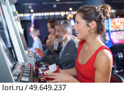 woman playing slot machines in the excalibur hotel and casino. Стоковое фото, агентство Ingram Publishing / Фотобанк Лори