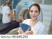female radiologist with colleagues standing by mri machine. Стоковое фото, агентство Ingram Publishing / Фотобанк Лори