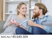 pregnant happy couple with baby accessories. Стоковое фото, агентство Ingram Publishing / Фотобанк Лори