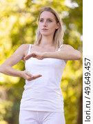 caucasian woman practices thai chi. Стоковое фото, агентство Ingram Publishing / Фотобанк Лори
