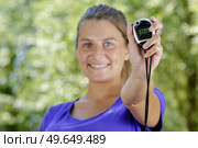 woman in sports showing a chronometer. Стоковое фото, агентство Ingram Publishing / Фотобанк Лори