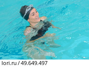 Woman treading water in pool. Стоковое фото, агентство Ingram Publishing / Фотобанк Лори