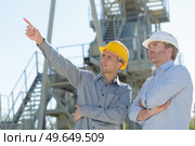portrait of workers pointing horizon. Стоковое фото, агентство Ingram Publishing / Фотобанк Лори