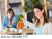 manager dangling carrots to her admin. Стоковое фото, агентство Ingram Publishing / Фотобанк Лори