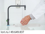 Person wearing labcoat washing their hands. Стоковое фото, агентство Ingram Publishing / Фотобанк Лори