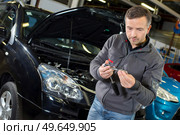close up of mechanic holding a tool. Стоковое фото, агентство Ingram Publishing / Фотобанк Лори