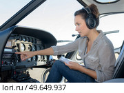 woman pilots flying a helicopter. Стоковое фото, агентство Ingram Publishing / Фотобанк Лори