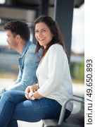 couple waiting for bus on the street outdoor. Стоковое фото, агентство Ingram Publishing / Фотобанк Лори