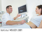 a gynecologist scanning womans abdomen. Стоковое фото, агентство Ingram Publishing / Фотобанк Лори