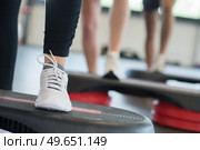 close up of women legs exercising with steppers in gym. Стоковое фото, агентство Ingram Publishing / Фотобанк Лори