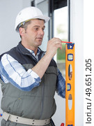 male worker using a spirit level. Стоковое фото, агентство Ingram Publishing / Фотобанк Лори