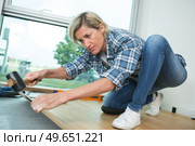 floor installer doing her job. Стоковое фото, агентство Ingram Publishing / Фотобанк Лори