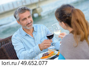 Couple toasting with wine glasses. Стоковое фото, агентство Ingram Publishing / Фотобанк Лори