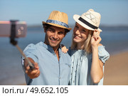 beautiful happy smiling funny couple makes selfie on smartphone. Стоковое фото, агентство Ingram Publishing / Фотобанк Лори