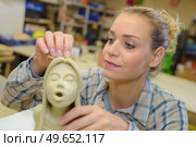 a female sculptor is creating. Стоковое фото, агентство Ingram Publishing / Фотобанк Лори