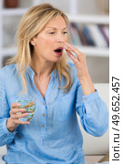 woman mature female person taking vitamin painkiller antibiotic. Стоковое фото, агентство Ingram Publishing / Фотобанк Лори
