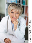 senior woman doctor working in the hospital. Стоковое фото, агентство Ingram Publishing / Фотобанк Лори