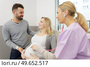 female obstetrician listening to baby heartbeat. Стоковое фото, агентство Ingram Publishing / Фотобанк Лори