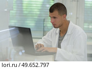 handsome pleasant radiologist focusing on his work. Стоковое фото, агентство Ingram Publishing / Фотобанк Лори