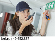 female manager with cb radio consulting issue. Стоковое фото, агентство Ingram Publishing / Фотобанк Лори